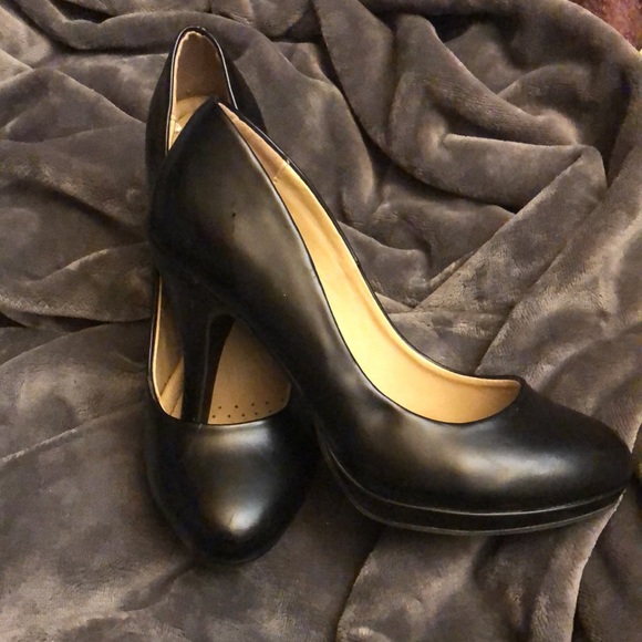 Black patten leather look.Size 9. Great condition.Very comfortable for work - Picture 2 of 7